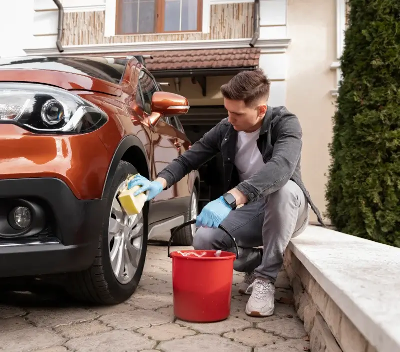 Lavage auto à domicile Romagny Fontenay : professionnel intervenant sur un véhicule